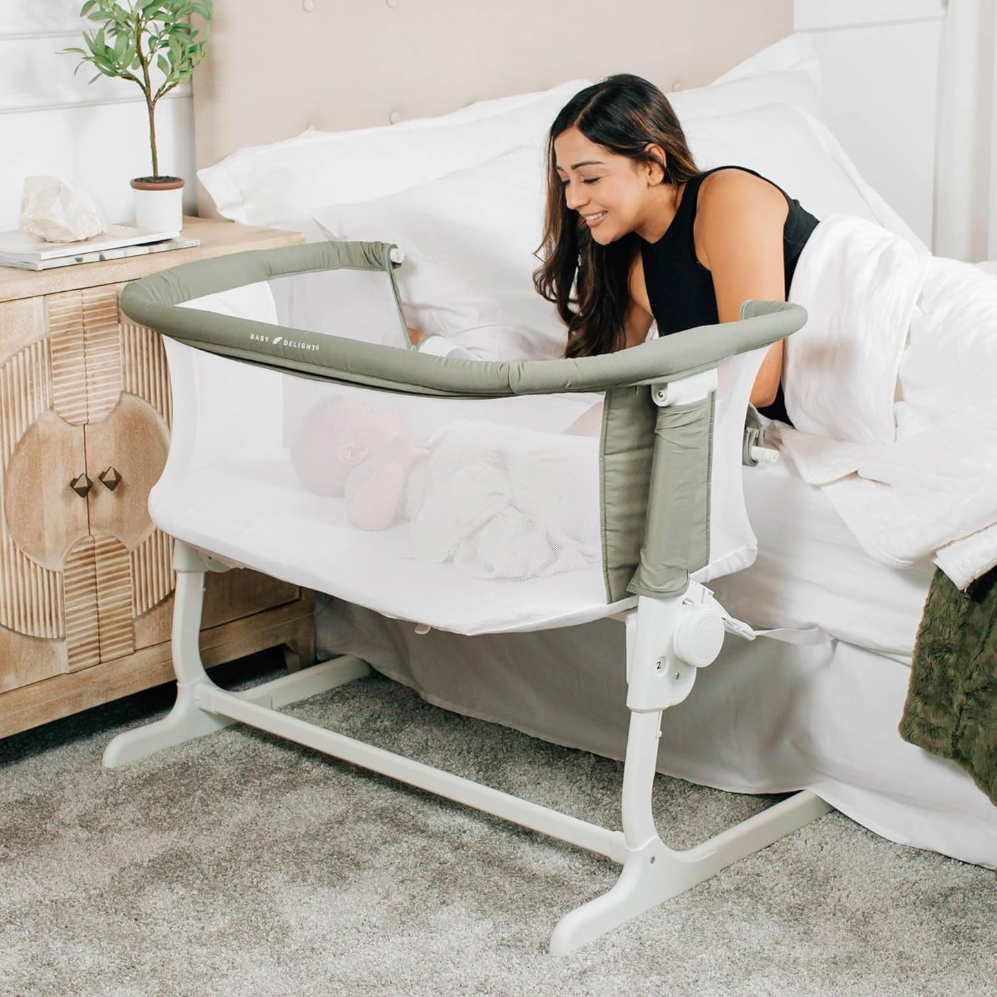 New Baby Delight Beside Me Dreamer Bassinet & Bedside Sleeper (Sage) - Kidsy