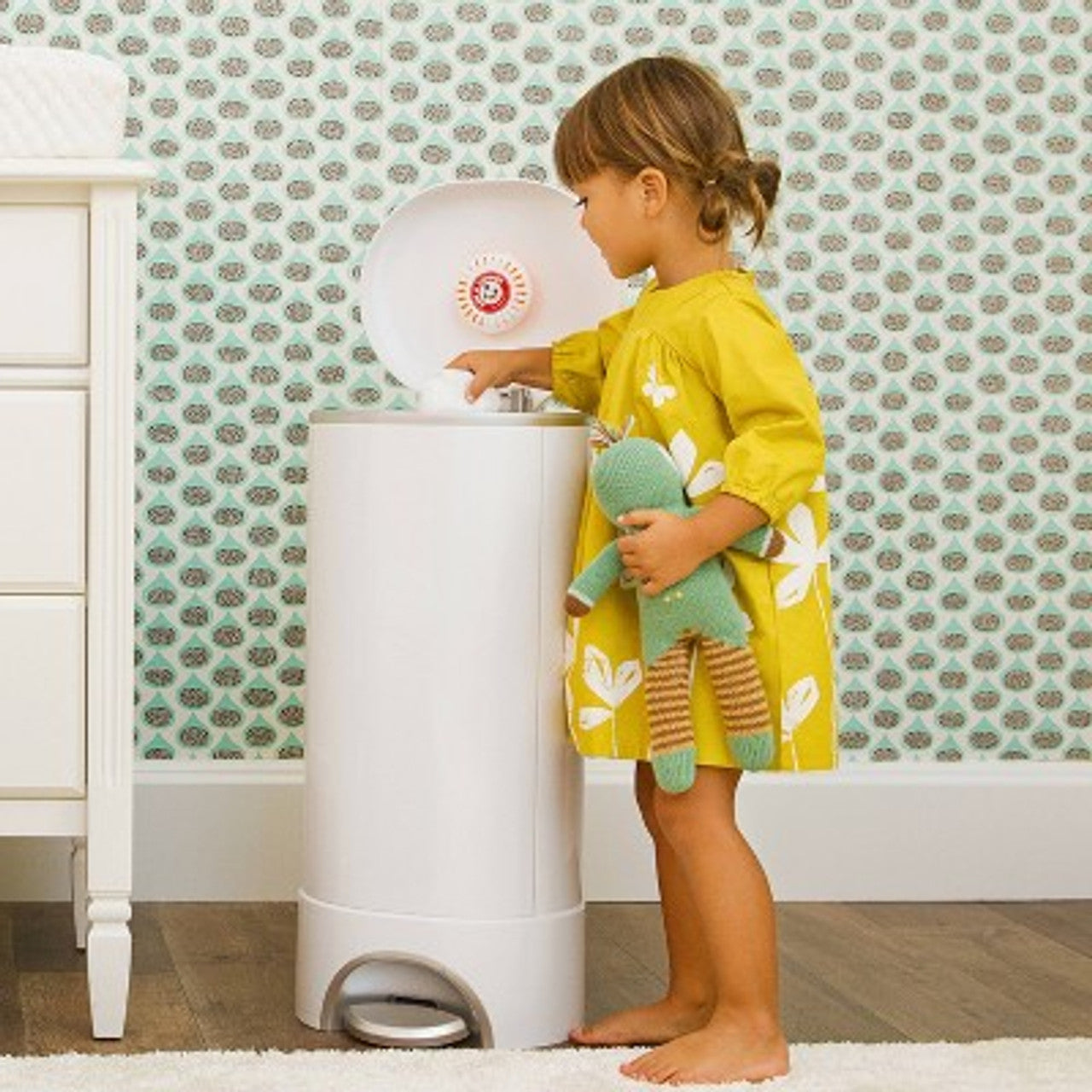 Munchkin STEP Diaper Pail, Powered by Arm & Hammer